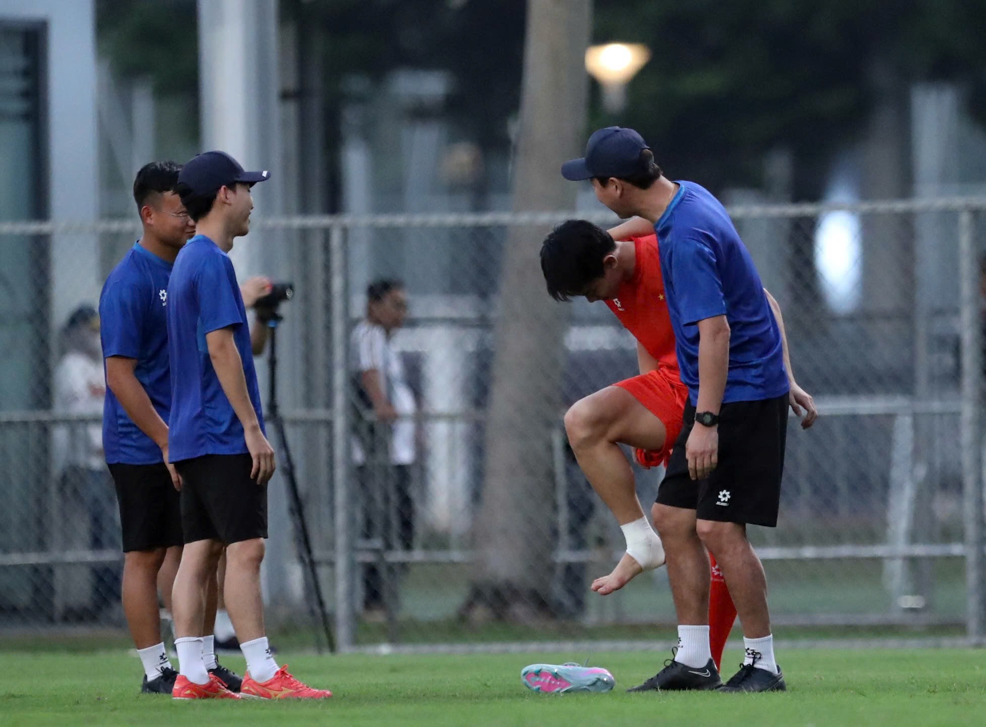 Được biết, chấn thương của Đình Bắc không quá nghiêm trọng. Cầu thủ này chỉ bị quá tải cơ và có thể trở lại tập luyện cùng toàn đội vào ngày 21/7