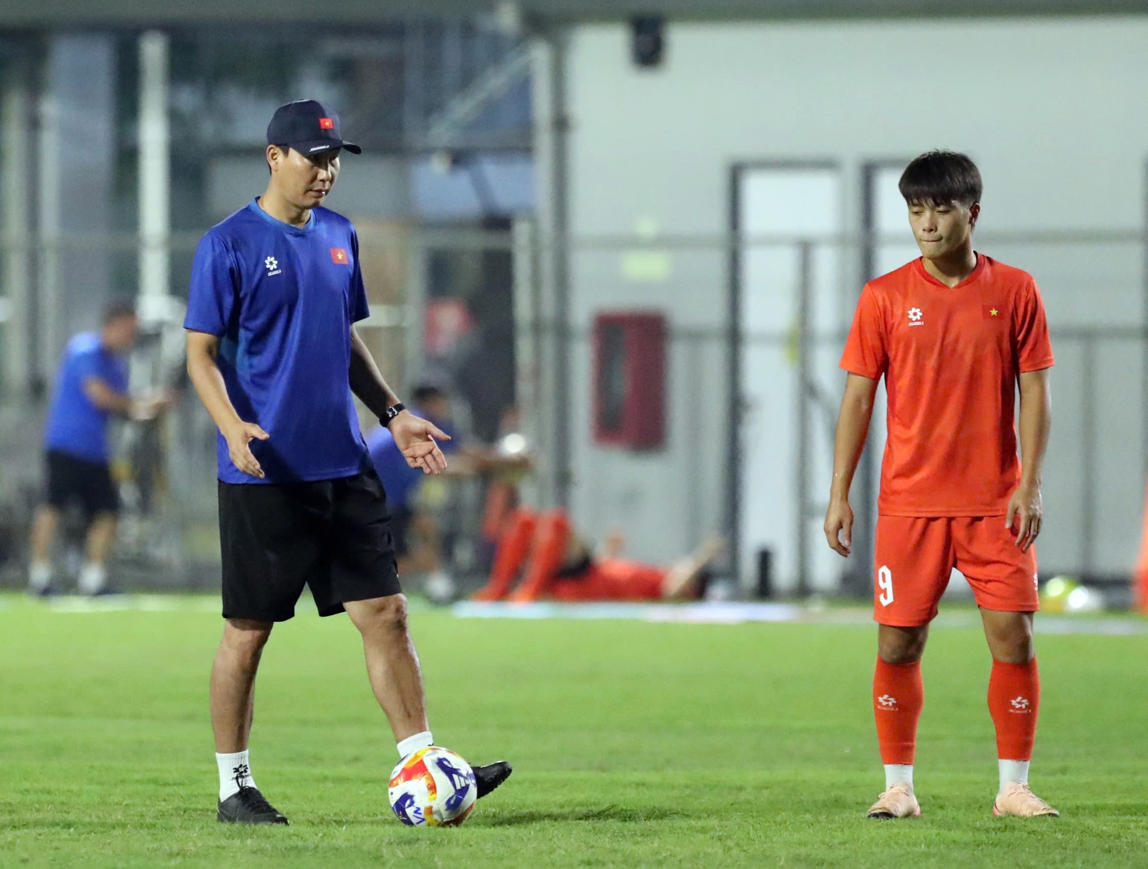 Cũng chính vì thế, HLV Kim Sang Sik dành sự quan tâm đặc biệt với tiền đạo Nguyễn Quốc Việt trong phần lớn thời gian còn lại của buổi tập tối 20/7. HLV Kim trực tiếp thị phạm một số tình huống chạy chỗ và dứt điểm với Nguyễn Quốc Việt