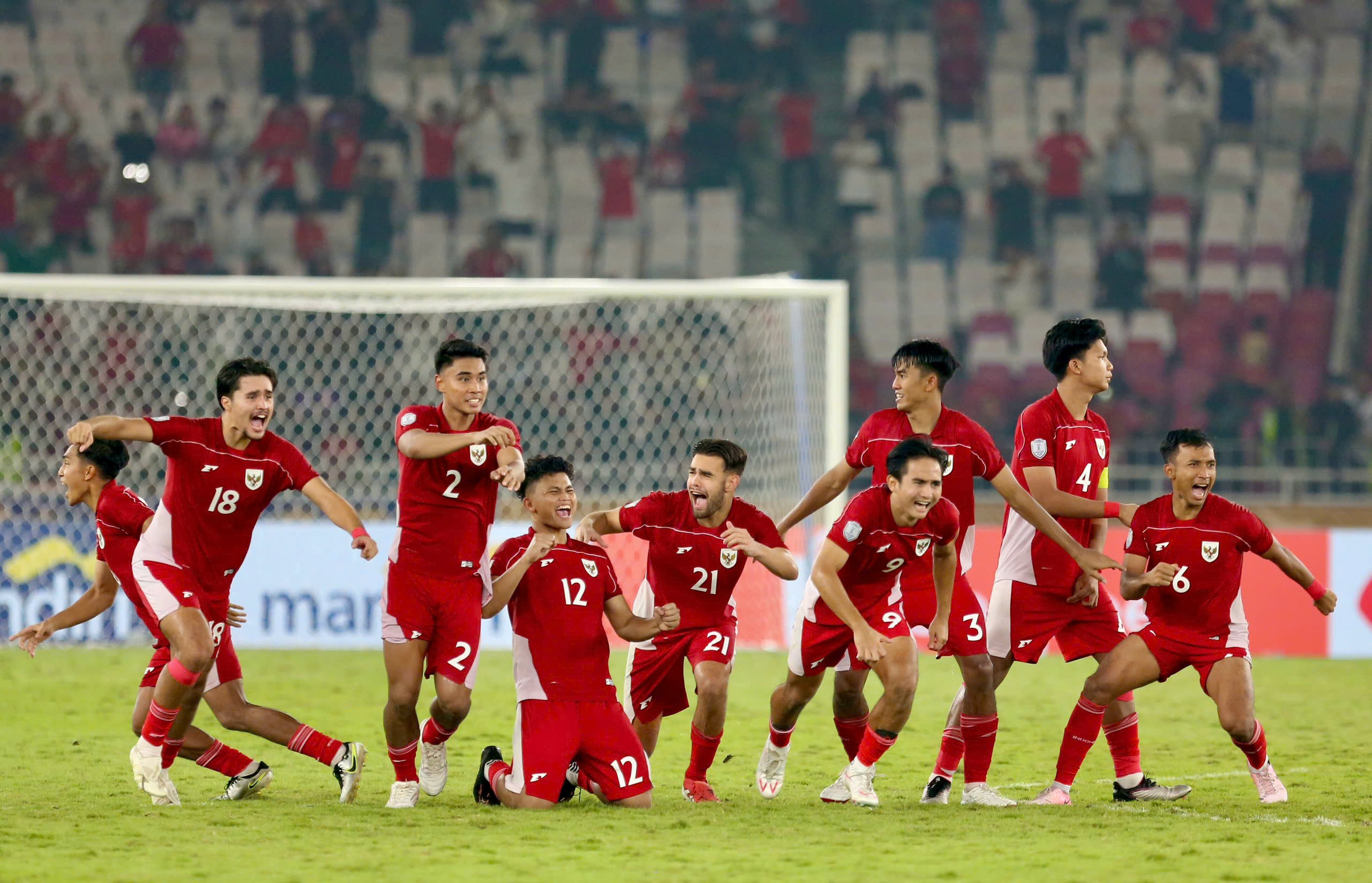 HLV Kim Sang Sik và các trợ lý đã bỏ lỡ hai hiệp phụ và màn sút luân lưu cân não với chiến thắng nghẹt thở cho U23 Indonesia
