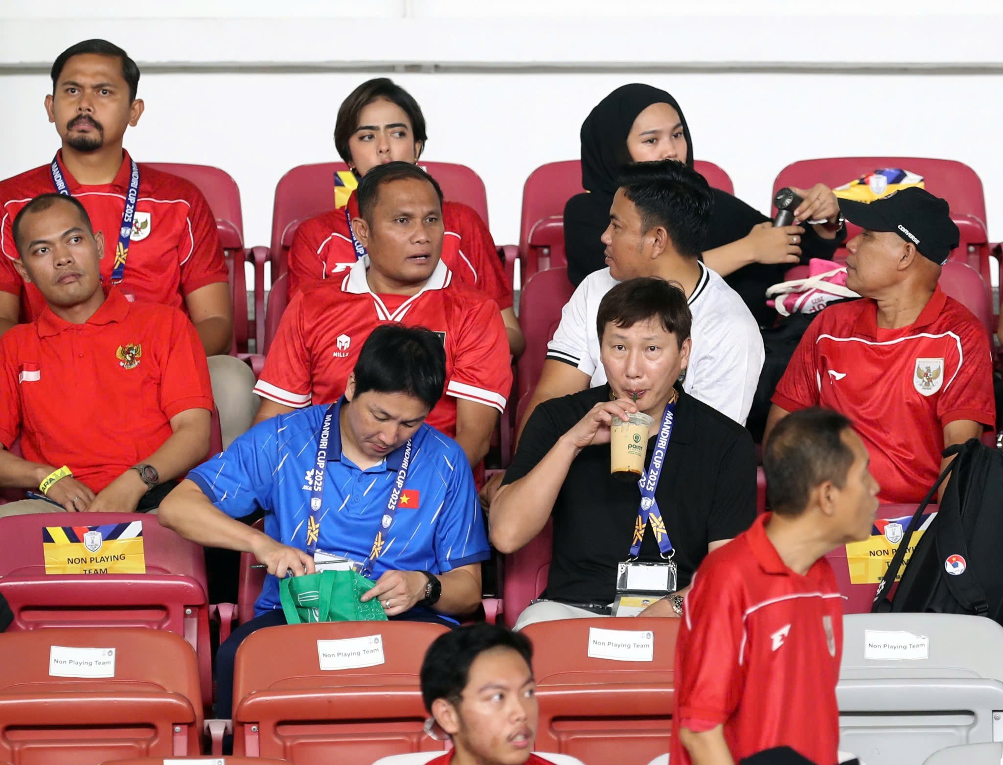 Thầy Kim và các trợ lý đi “xem giò” đối thủ của U23 Việt Nam tại chung kết U23 Đông Nam Á 2025