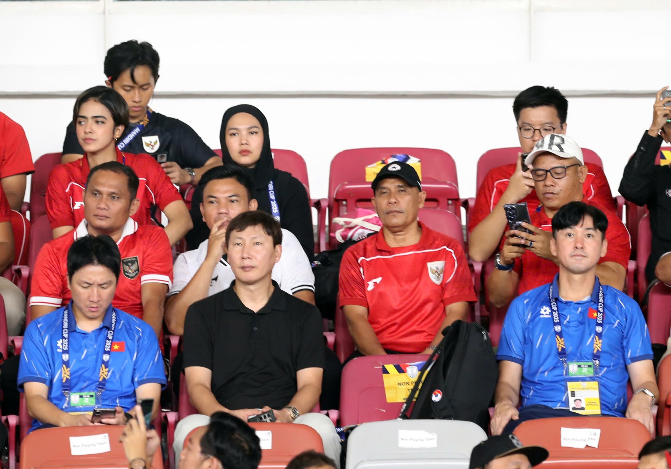 Sự xuất hiện của ban huấn luyện U23 Việt Nam gây chú ý với nhiều cổ động viên và phóng viên Indonesia