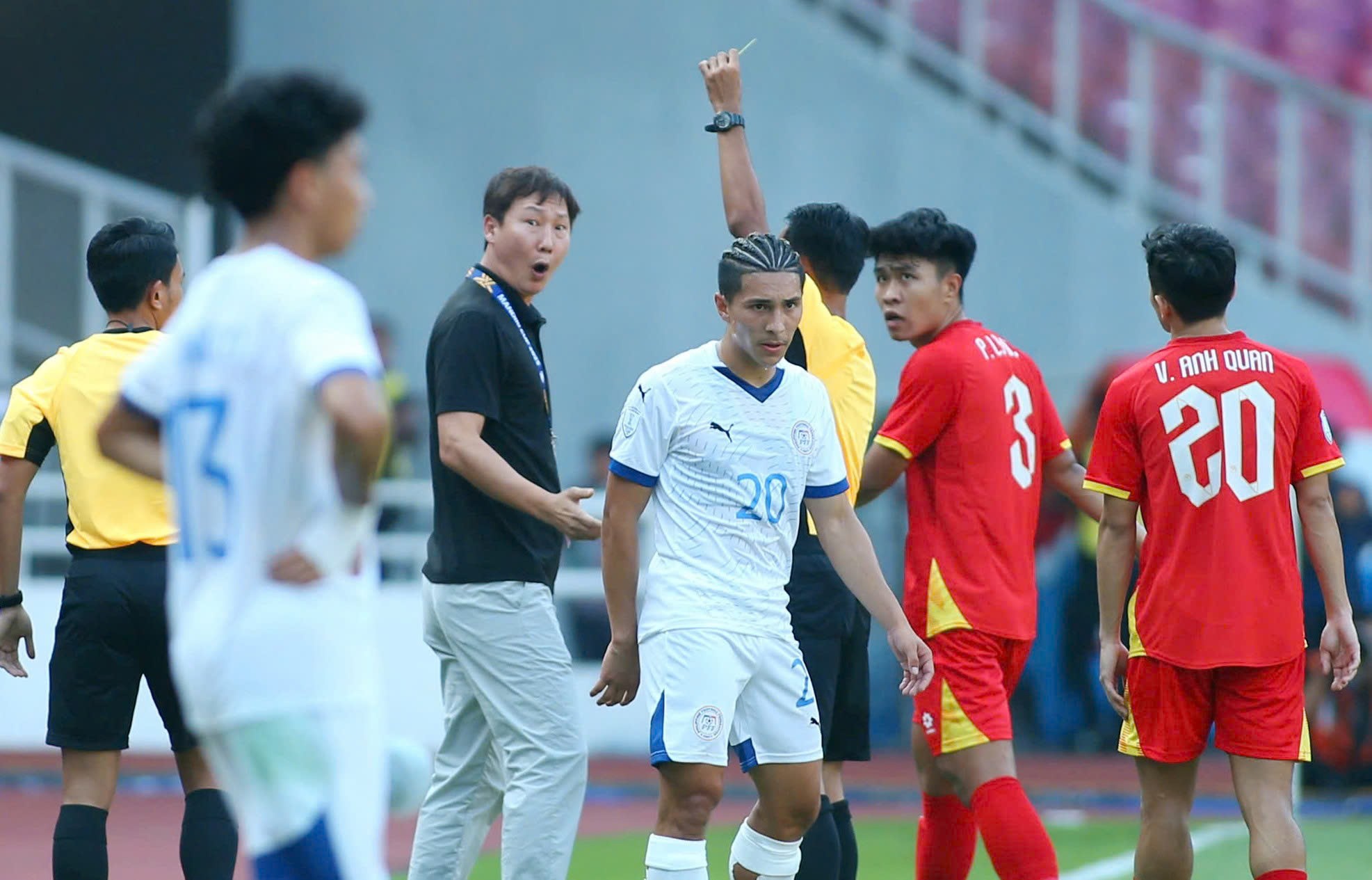 Ở trận đấu giữa U23 Việt Nam và U23 Philippines, HLV Kim Sang Sik đã hơn một lần phản ứng quyết định của các trọng tài và phải nhận thẻ vàng