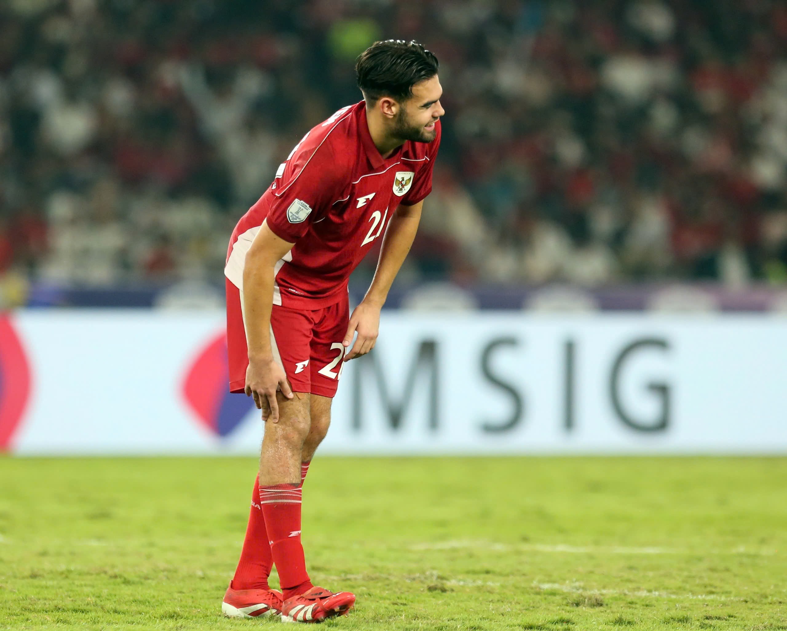 Phút bù giờ hiệp phụ thứ hai trận bán kết giữa U23 Indonesia và U23 Thái Lan, tiền đạo Jens Raven có dấu hiệu bị đau, đi tập tễnh trên sân