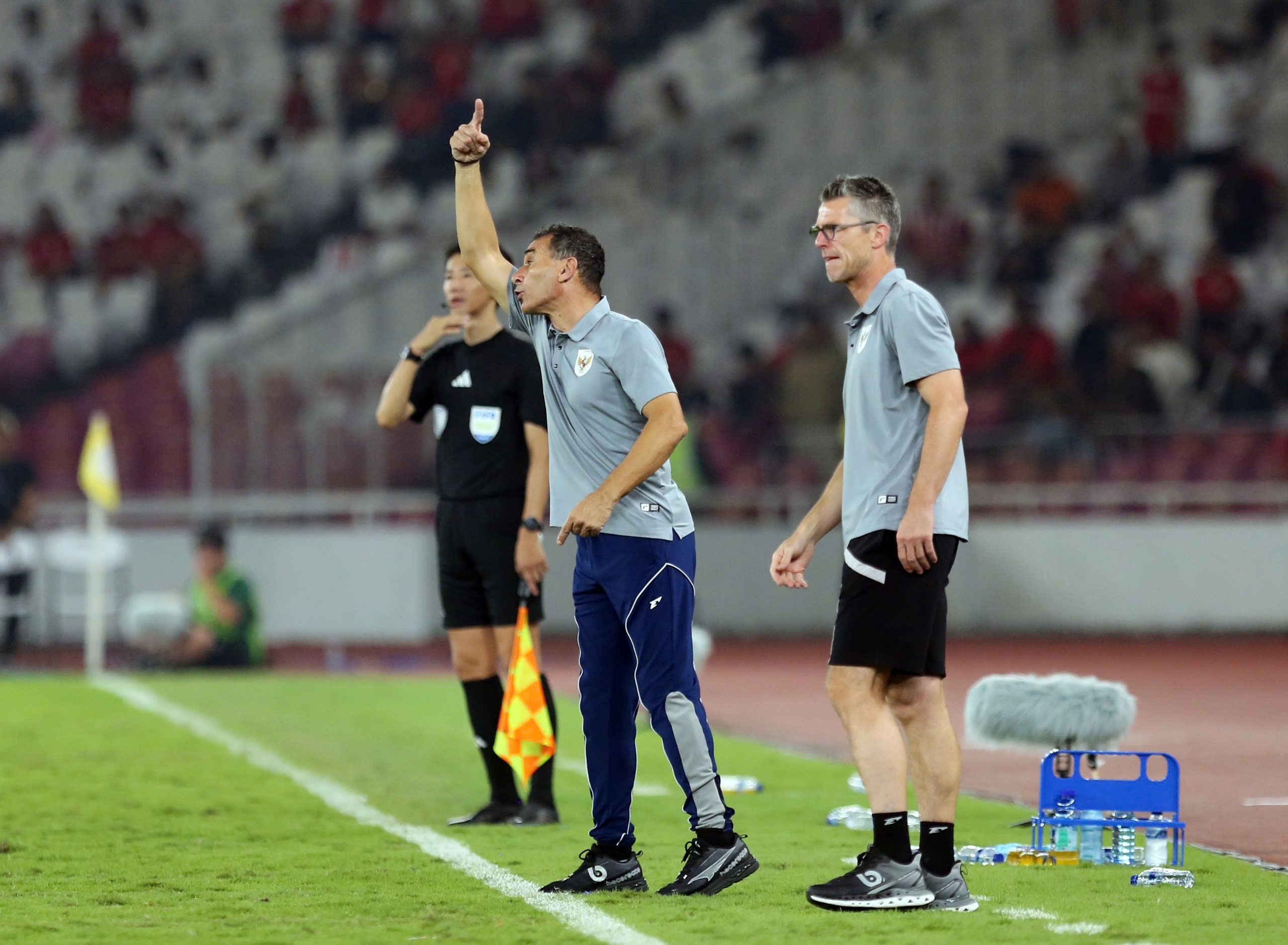 Tuy nhiên, khi ấy U23 Indonesia đang phải tổ chức phòng ngự một quả đá phạt góc của U23 Thái Lan, nên HLV trưởng Gerald Vanenburg không cho bác sĩ của đội chủ nhà vào sân, đồng thời yêu cầu Jens Raven đứng dậy đá tiếp