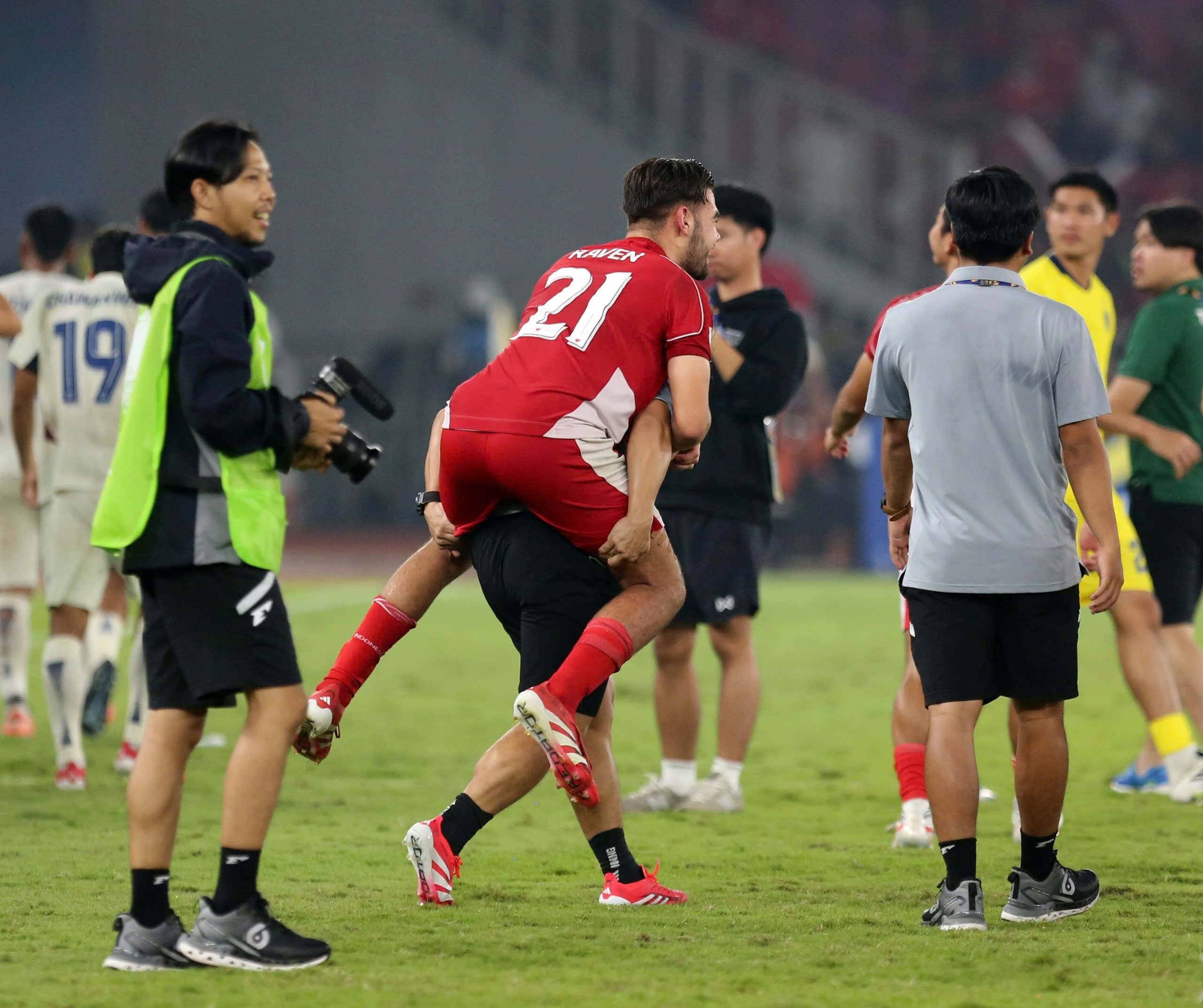 Tiền đạo sinh ra tại Hà Lan buộc phải nhờ bác sĩ của U23 Indonesia cõng rời sân