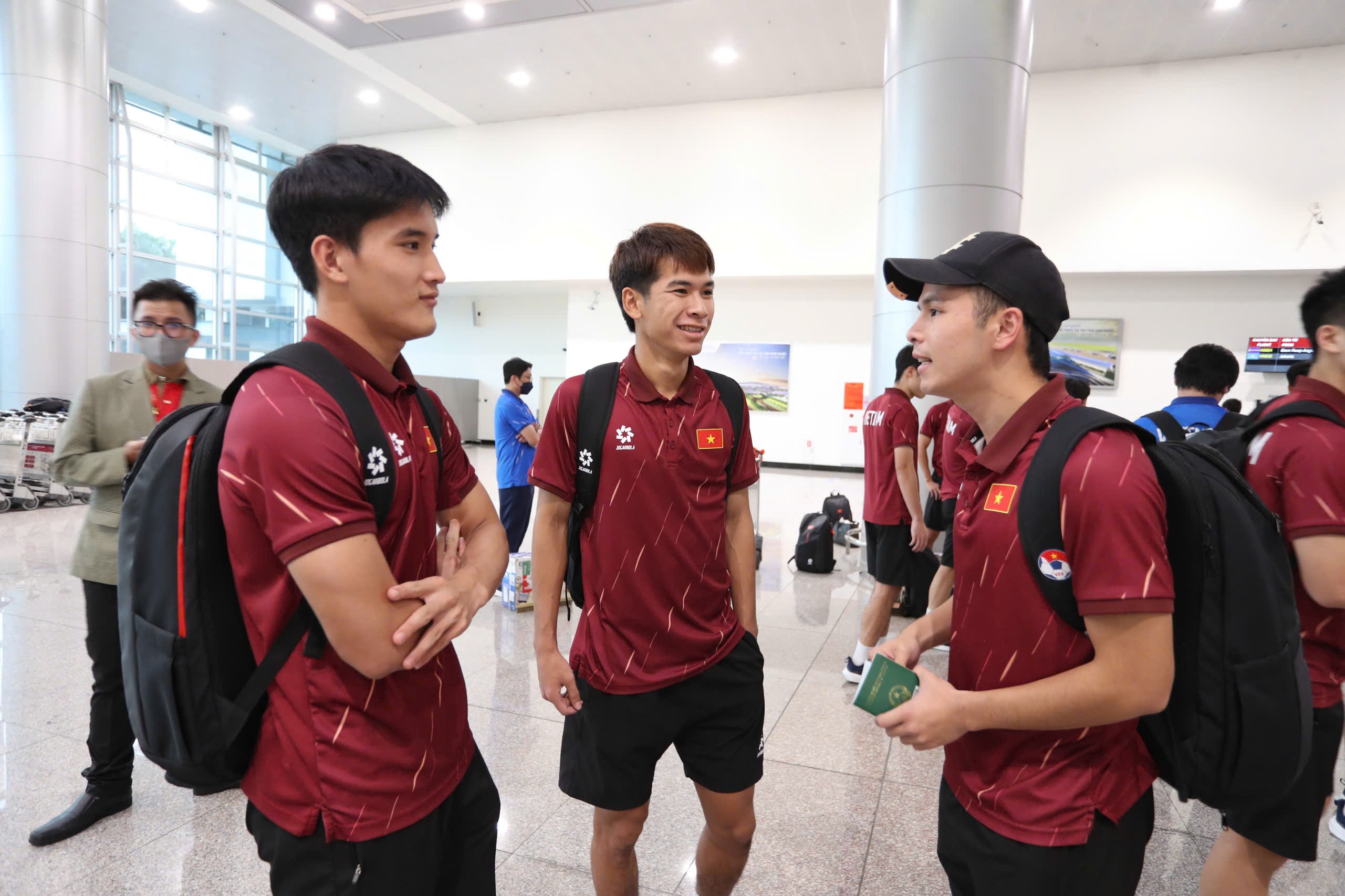 Trực tiếp U23 Việt Nam về nước: Thầy trò HLV Kim Sang Sik chia sẻ về chặng đường vô địch - 19