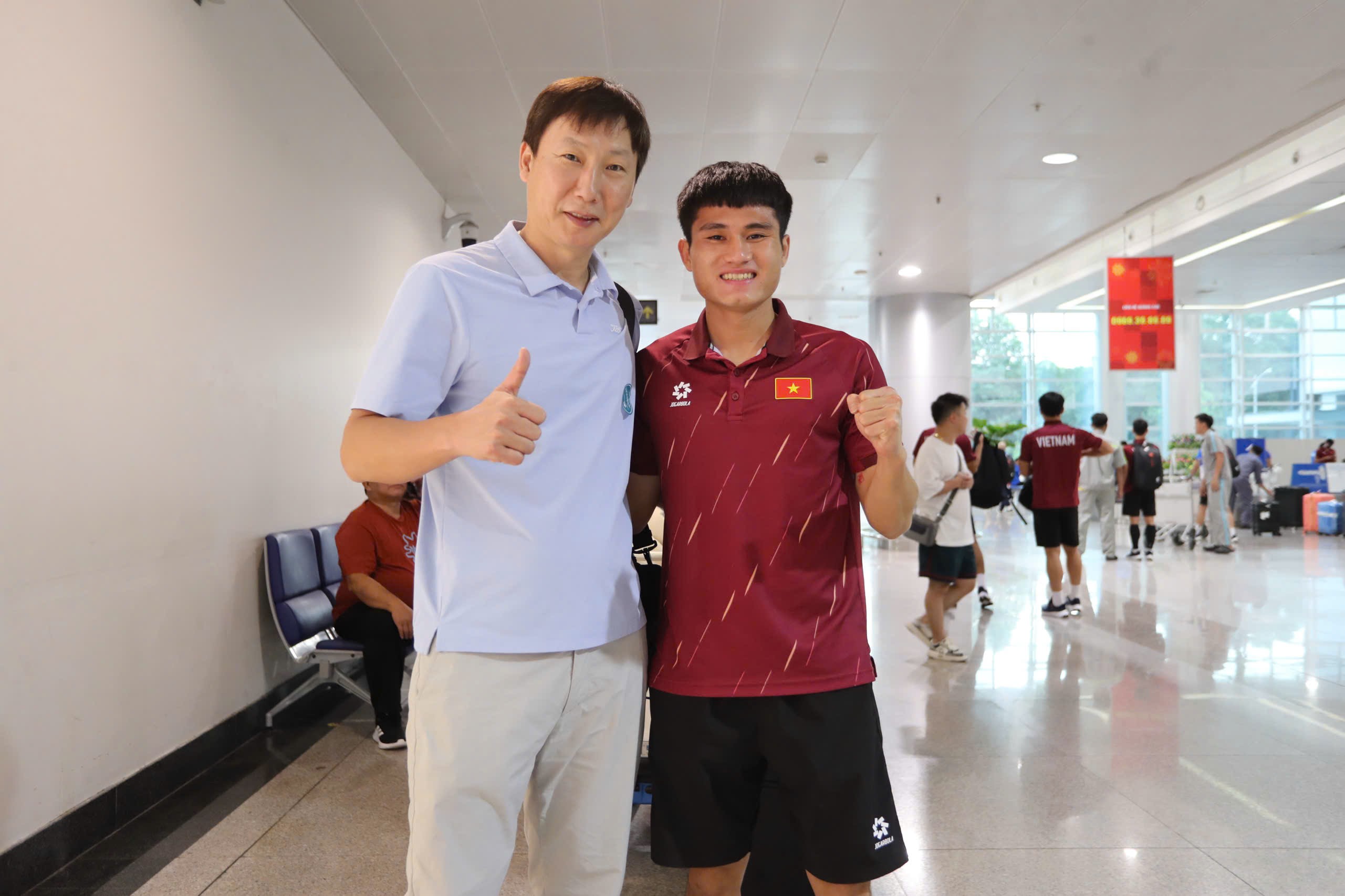 Trực tiếp U23 Việt Nam về nước: Thầy trò HLV Kim Sang Sik chia sẻ về chặng đường vô địch - 23