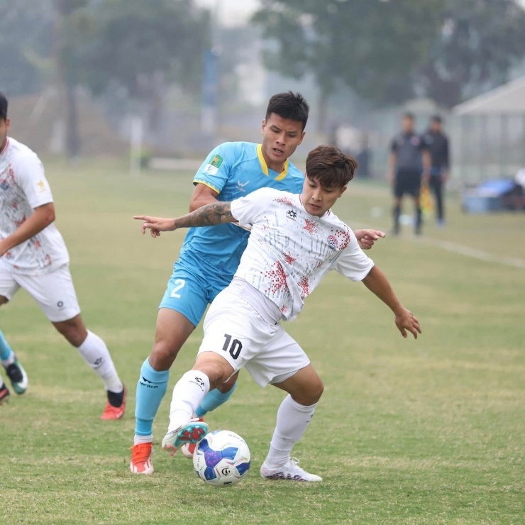 Martin Lò mặc áo số 10 của PVF-CAND mùa trước