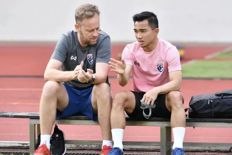 AFF Cup 2021, madam Pang thương lượng với CLB Nhật để đưa Chanathip về truất ngôi vô địch AFF Cup của Việt Nam, anh bay thẳng từ Nhật về Singapore và trò chuyện với ông thầy Mano Polking. Ảnh:BP