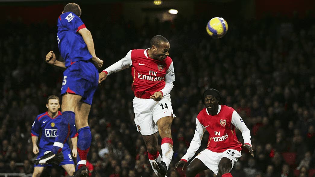 Arsenal và MU có thành tích đối đầu rất ngang ngửa trong giai đoạn 1997 - 2005, trước khi cán cân nghiêng về MU sau đó