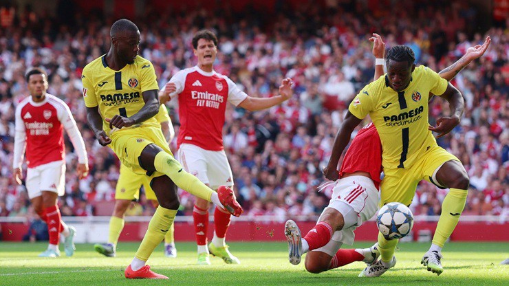 Hàng thủ Arsenal chơi thiếu tập trung