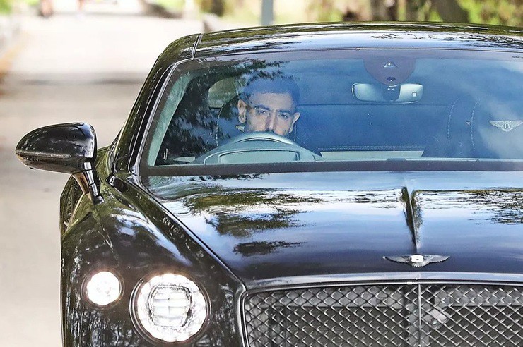Bruno Fernandes trông ủ rũ khi có mặt tại trung tâm huấn luyện Carrington