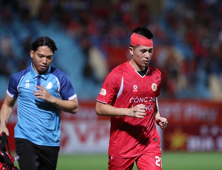 Trung vệ Đình Trọng chấn thương