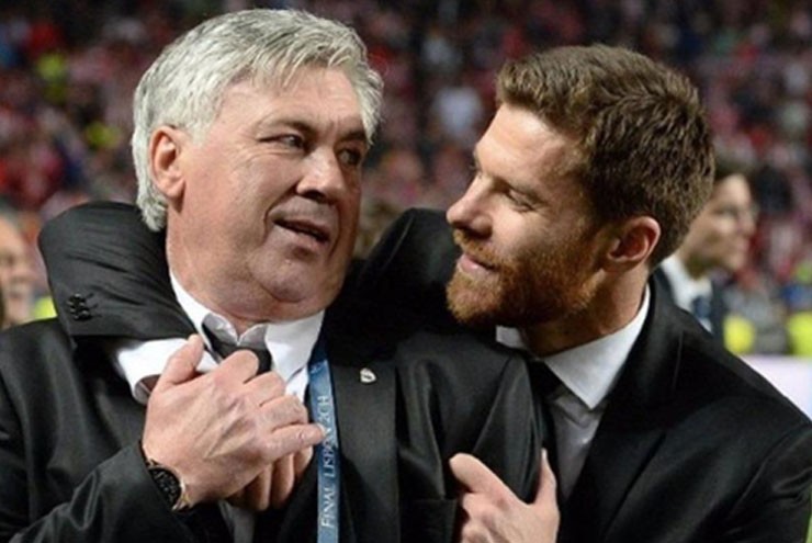 Alonso (phải) đối mặt bài toán khiến Ancelotti đau đầu mùa trước. 