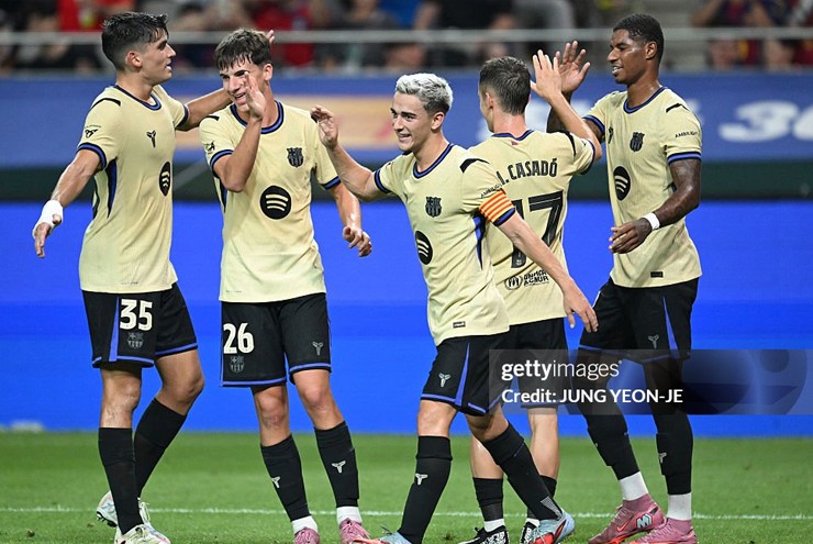 Rashford chia vui cùng các đồng đội