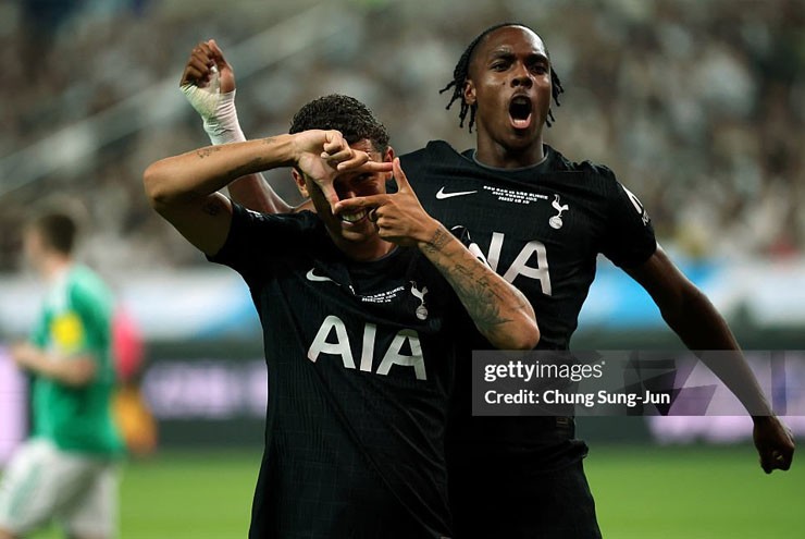 Johnson ăn mừng theo phong cách quen thuộc của Son Heung Min
