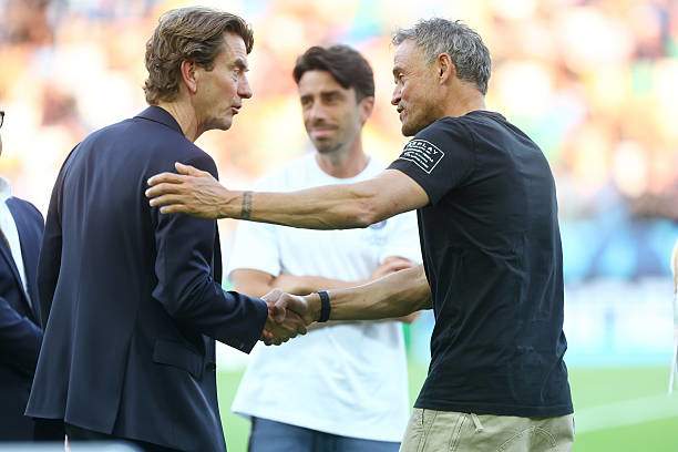 Thomas Frank có cơ hội sớm đoạt danh hiệu đầu tay với Tottenham khi đấu trí Luis Enrique.