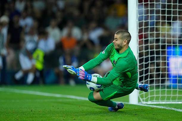 Chevalier cản phá được cú sút của Van De Ven, góp công lớn giúp PSG thắng 4-3 trong loạt đấu 11m.