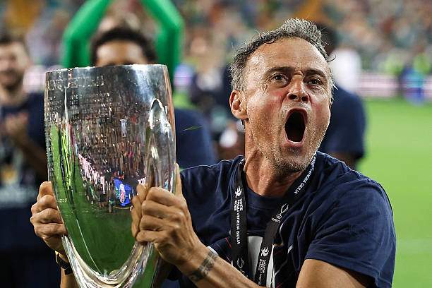 HLV Luis Enrique nâng cúp thứ 5 trong năm 2025 với PSG, ngoài ra ông còn đánh dấu danh hiệu Siêu cúp châu Âu thứ 2 với 2 CLB khác nhau (trước đó vào năm 2015 với Barcelona).