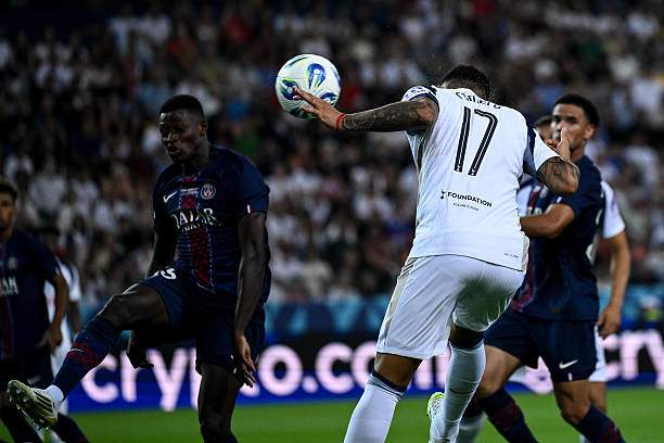 Romero thoát xuống đánh đầu ghi bàn thứ 2 cho Tottenham, vòng qua điểm mù của Nuno Mendes để đón quả đá phạt