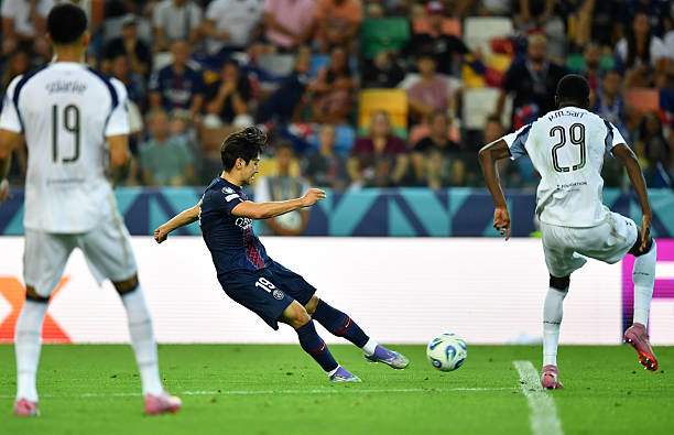 Tottenham đã phòng ngự rất tốt trong phần lớn trận đấu, nhưng rồi họ để cho Lee Kang In sút xa rút ngắn cách biệt 1-2 ở phút 85.