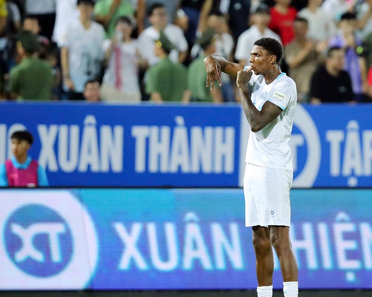 Tiền đạo Kyle Hudlin gây chú ý với chiều cao ấn tượng 2m06.