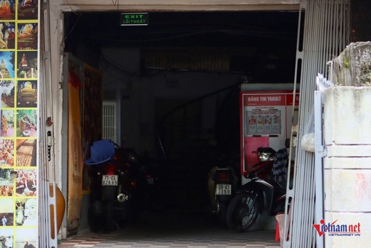 Nghệ sĩ Hồng Nga hiện sống trong căn nhà nhỏ trên đường Cao Bá Nhạ, Quận 1. Bà trải qua tuổi xế chiều với trí nhớ mờ dần nhưng tình yêu nghệ thuật vẫn cháy bỏng.