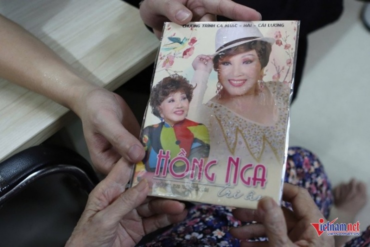 Trên kệ tủ, những đĩa CD, băng cassette cũ được xếp ngay ngắn. Đó là những tác phẩm bà từng thể hiện, những kỷ vật của một thời hoàng kim. 