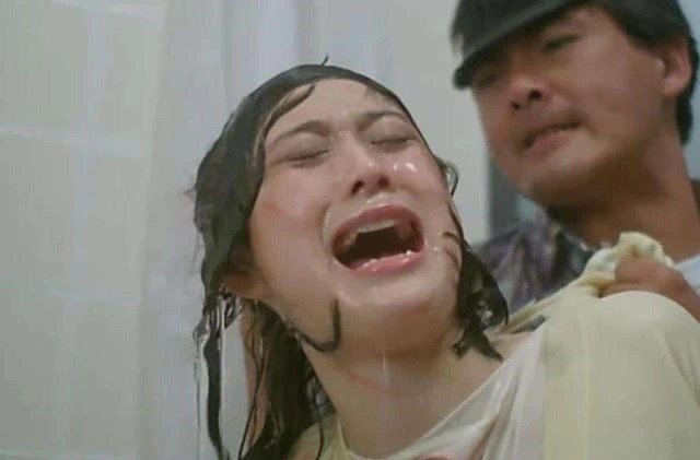 Lợi Trí và Huệ Anh Hồng trong một cảnh phim với Châu Nhuận Phát.