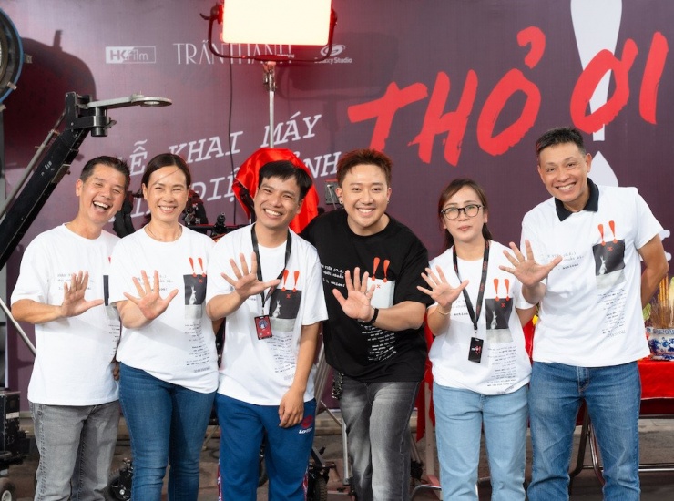 Nhà quay phim Trinh Hoan (ngoài cùng bên trái) tiếp tục đồng hành với Trấn Thành trong phim Tết 2026. 