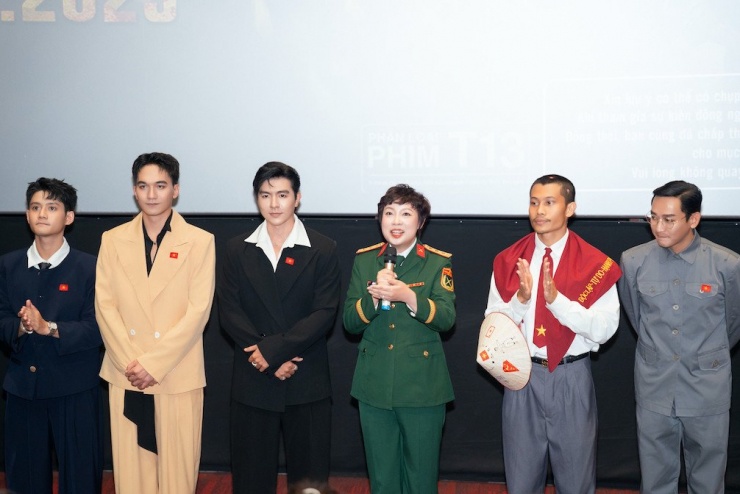 Đạo diễn Đặng Thái Huyền chia sẻ tại sự kiện ra mắt phim. 