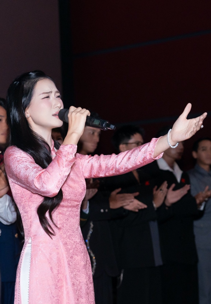 Hòa Minzy gây xúc động với ca khúc chủ đề phim "Mưa đỏ". 