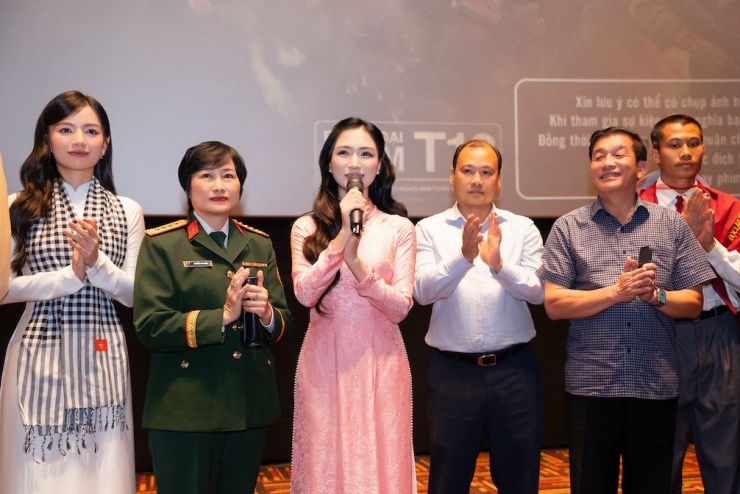 "Mưa đỏ" nhận mưa lời khen sau buổi công chiếu tại Hà Nội. 