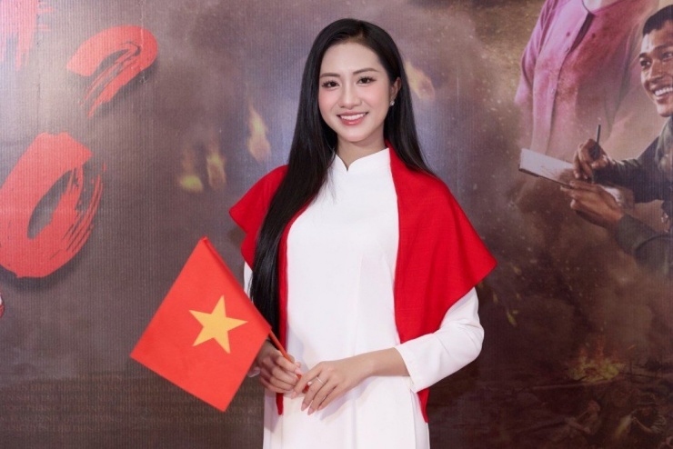 Hà Trúc Linh, Á hậu Châu Anh xúc động khi xem phim 'Mưa đỏ' - 1