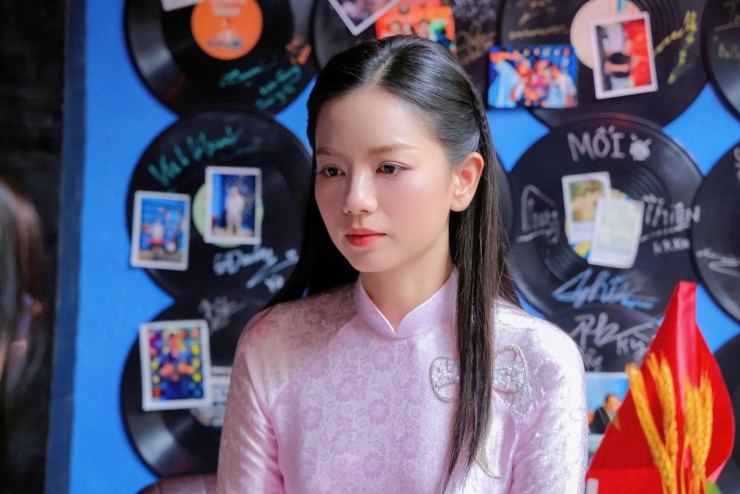 Hạ Anh cho biết cô trân trọng từ giây phút được mời đi casting phim Mưa đỏ , lập tức bay ra Hà Nội để nắm bắt cơ hội. Nữ diễn viên nói ông ngoại của cô hy sinh ở Quảng Trị và vai diễn là cách cô tri ân người thân cùng những anh hùng liệt sĩ đã ngã xuống cho hòa bình của đất nước.