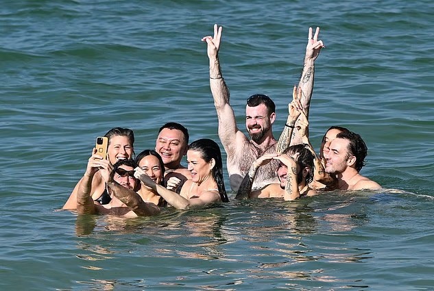 Vào tuần này, Katy có lịch diễn tại bang Florida vào tối thứ 6 và thứ 7. Cô tranh thủ 'xả hơi' ở bãi biển Miami một ngày trước khi chuẩn bị cho concert.