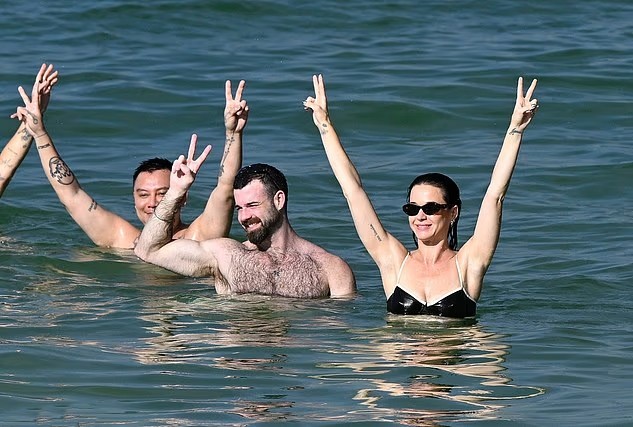 Katy Perry đi tắm biển với bạn sau khi chia tay Orlando Bloom - 6