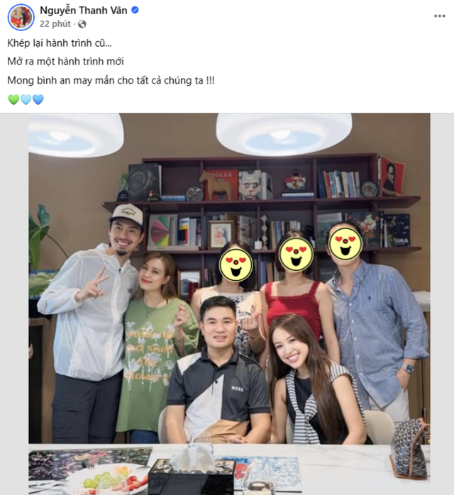 MC Vân Hugo đăng tải tấm ảnh gặp gỡ cùng bạn bè thân thiết nhưng điều khiến fan chú ý là hình ảnh Hoàng Thùy Linh và Đen Vâu thoải mái đứng cạnh nhau.