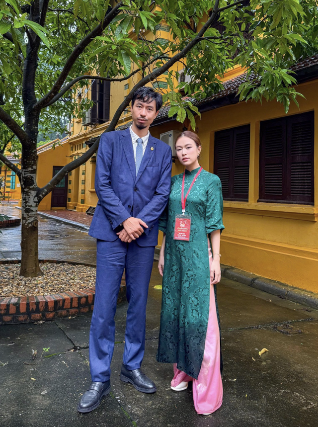 Ở những nơi công cộng, Hoàng Thuỳ Linh và Đen Vâu vẫn giữ khoảng cách nhất định để tránh gây chú ý.
