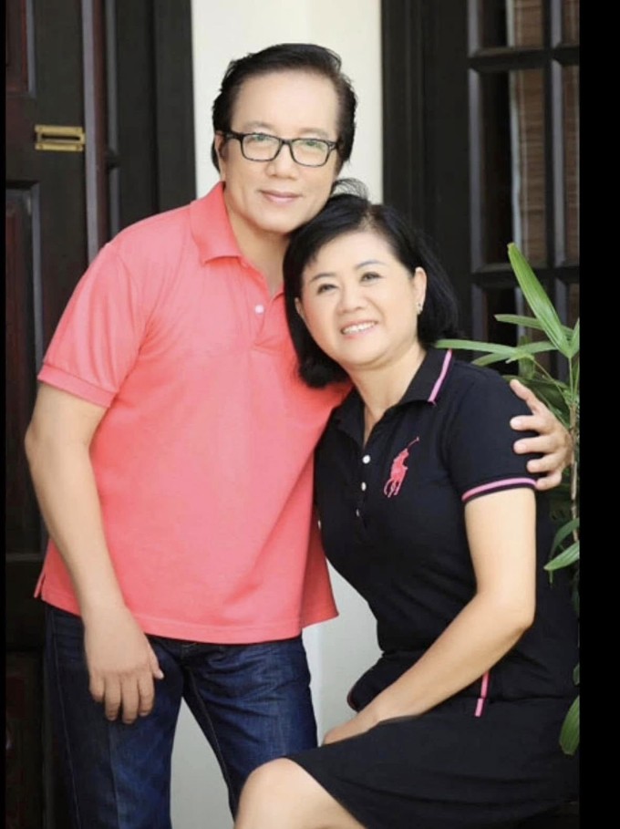 Elvis Phương bên vợ. Ông lấy nghệ danh Elvis Phương vì hâm mộ Elvis Presley - huyền thoại rock & roll người Mỹ. Danh ca theo nghề hát từ năm 16 tuổi, hát được nhiều dòng nhạc từ pop, rock đến trữ tình. Ảnh: Nhân vật cung cấp