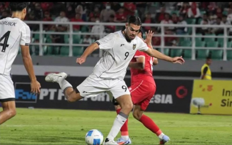 Jens Raven (9) và Rafael Struick mờ nhạt trong màu áo U-23 Indonesia dù anh là niềm hy vọng trong chính sách nhập tịch Indonesia. Ảnh: Bola