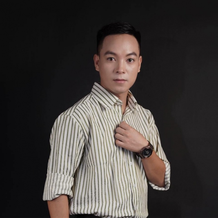 Diễn viên Thái Dương khoe vẻ bảnh bao, khác hẳn nhân vật anh hóa thân. 
