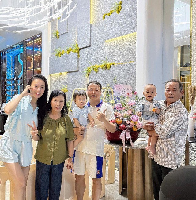 Nói về sự ủng hộ của chồng, Phương Oanh tâm sự: "Anh Bình không chỉ hiểu tình yêu dành cho nghệ thuật của vợ mà còn tin tưởng mọi lựa chọn của tôi. Anh ấy cũng là người hào hứng nhất khi tôi quyết định nhận dự án mới". Trước đó, khi cô khởi động sự trở lại làng giải trí bằng cuộc thi "Bước nhảy Hoàn vũ", Shark Bình cũng là người kề vai sát cánh cùng cô. Anh đưa 2 con đi cùng Phương Oanh vào TP.HCM trong những thời khắc quan trọng để cô vững tin hơn vào quyết định mình đã chọn.