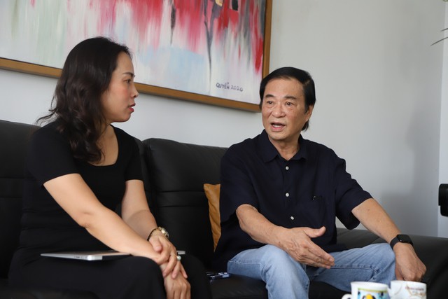 NSND Khải Hưng trò chuyện cùng phóng viên GĐ&amp;XH. Ảnh: Văn Hiền