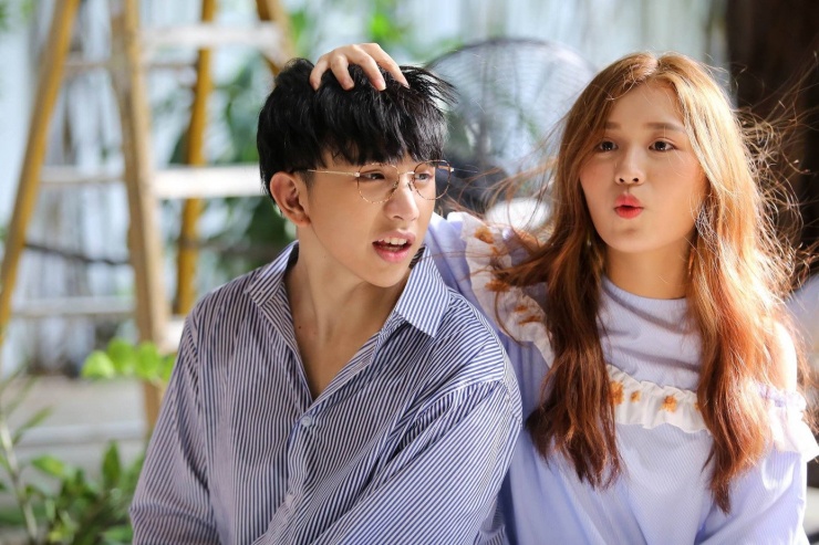 Trước đó, Han Sara cũng vướng nhiều tranh cãi khi "xào couple" với Tùng Maru.