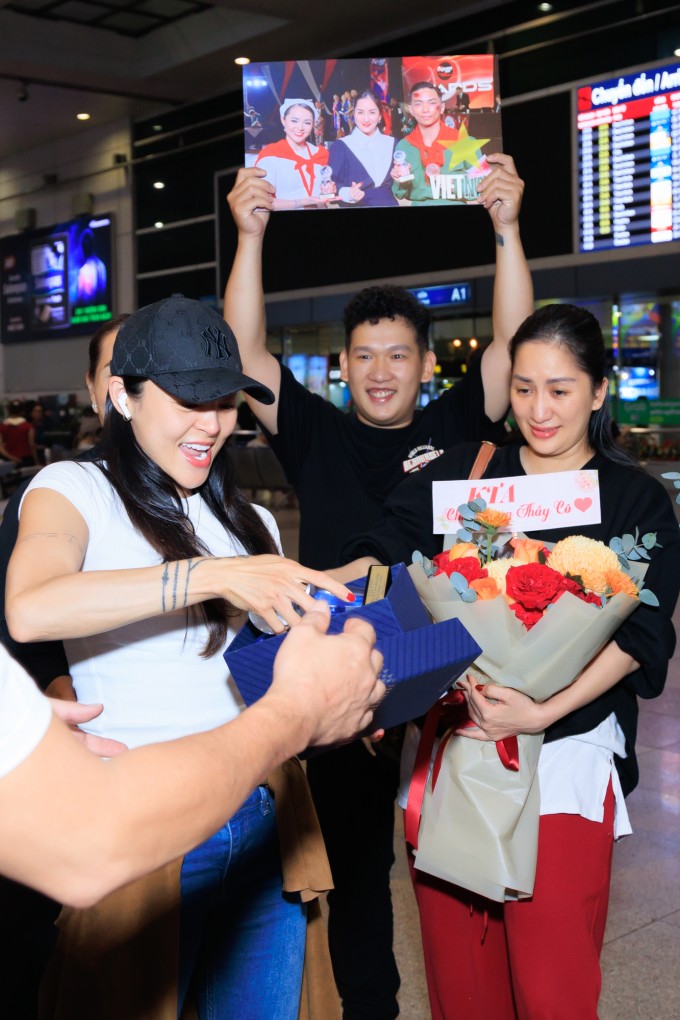 Thu Hương và Khánh Thi khoe kỷ niệm chương với học trò trong tiếng reo hò của mọi người.