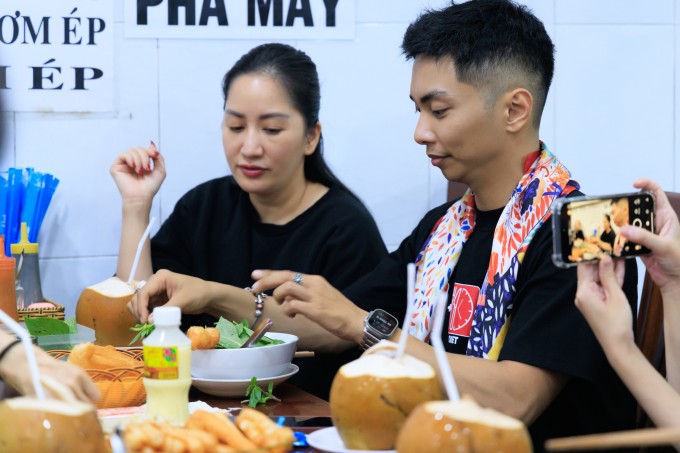 Trước khi về nhà, vợ chồng Phan Hiển và học trò đến một quán phở ở trung tâm thành phố. Khánh Thi cho biết đây là ao ước của mọi người trong thời gian ở Mỹ, khi một bữa sáng đơn giản cũng có giá lên tới 25 USD chưa thuế.