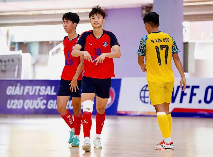 Thái Sơn Nam (đỏ) sớm dẫn 2 bàn trước đối thủ