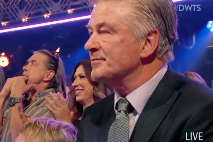 Alec Baldwin không cười hay hưởng ứng nhiệt tình khi vợ kết thúc màn trình diễn.