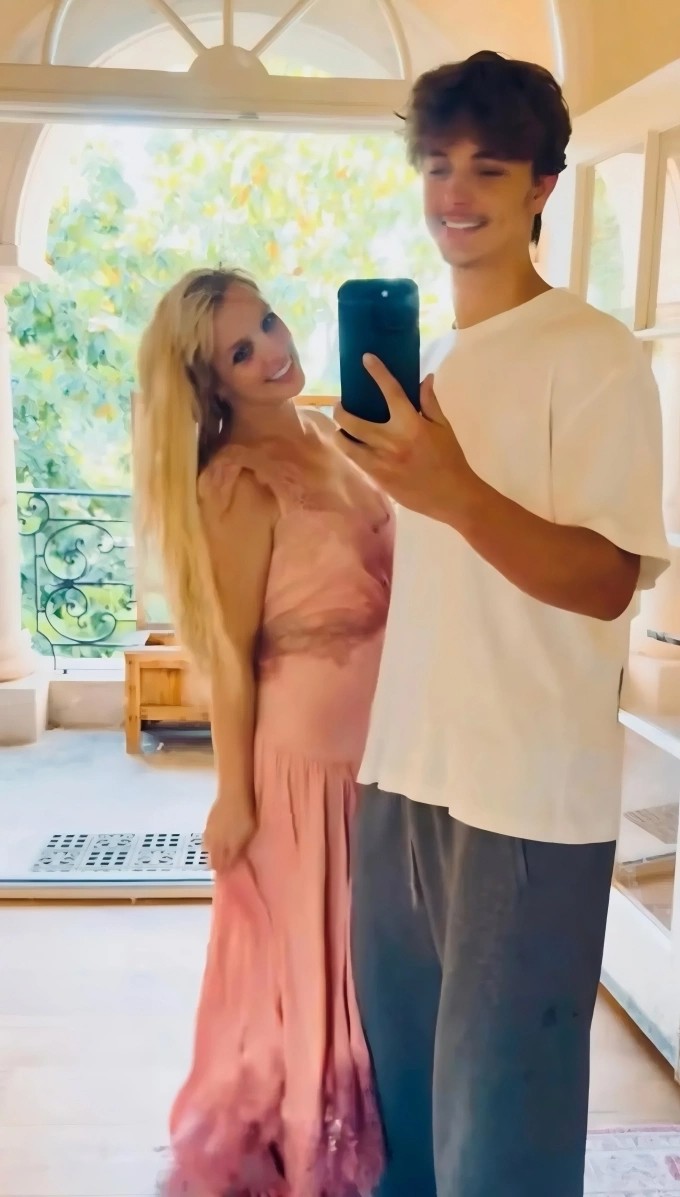 Jayden James bên mẹ hồi tháng 6. Ảnh: Instagram